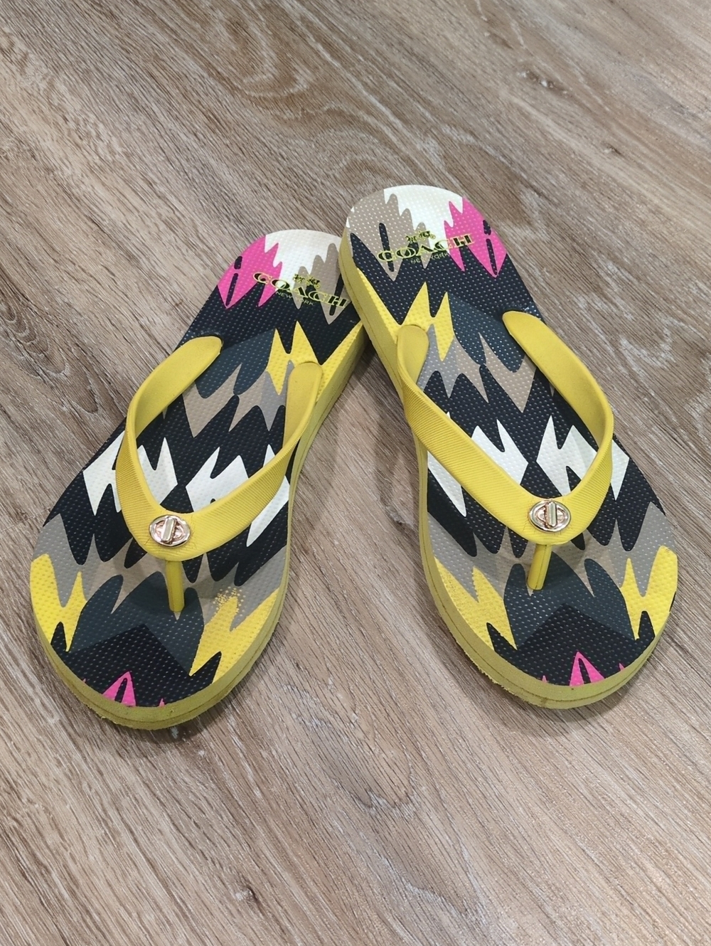 💛🖤🩷Coach Yellow Patterned Women's Flip Flop Sandals size 7-8💛🖤🩷